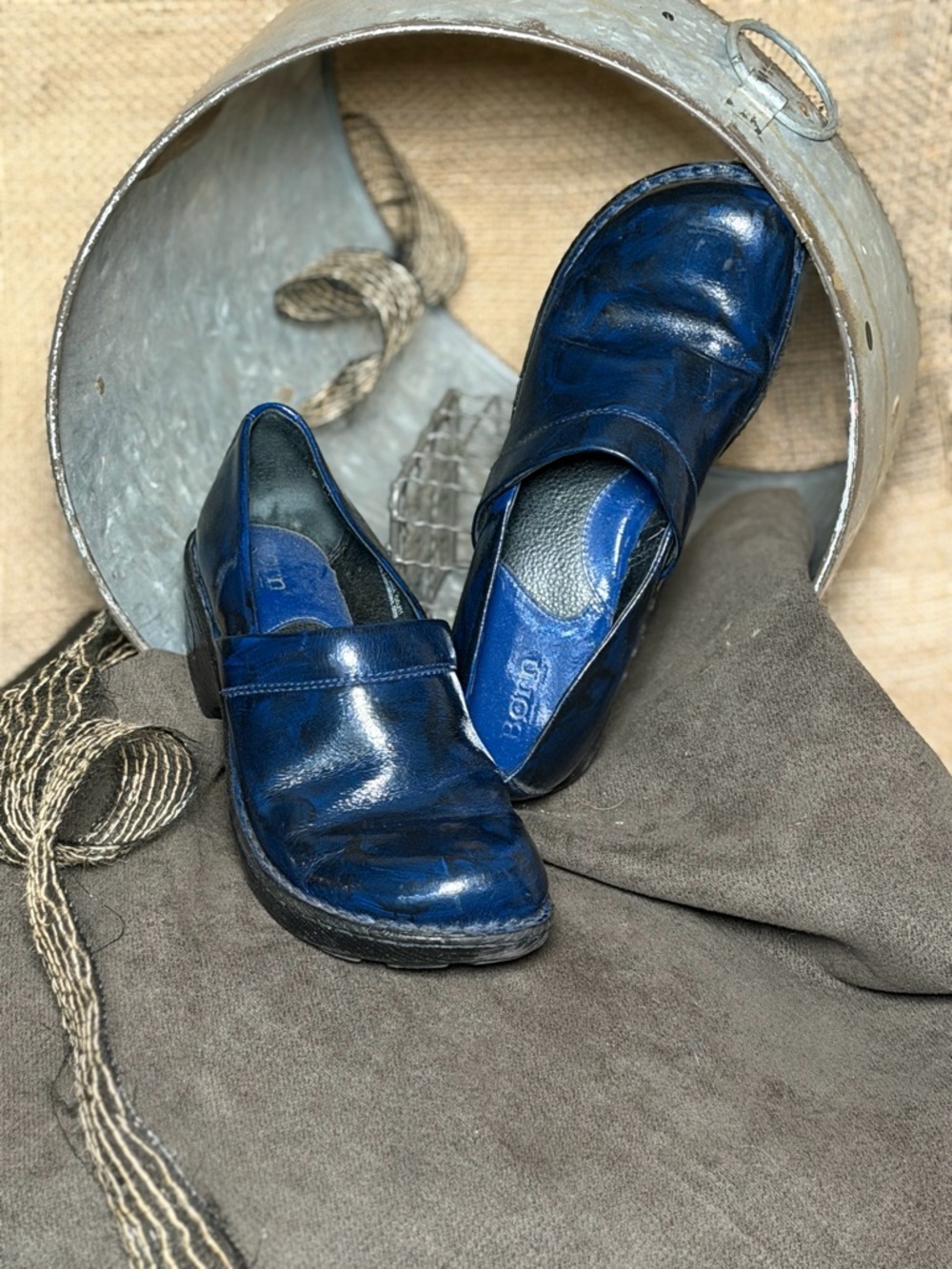 EUC Born Women's Navy Blue Patent Leather Slip-On Clogs Size 9